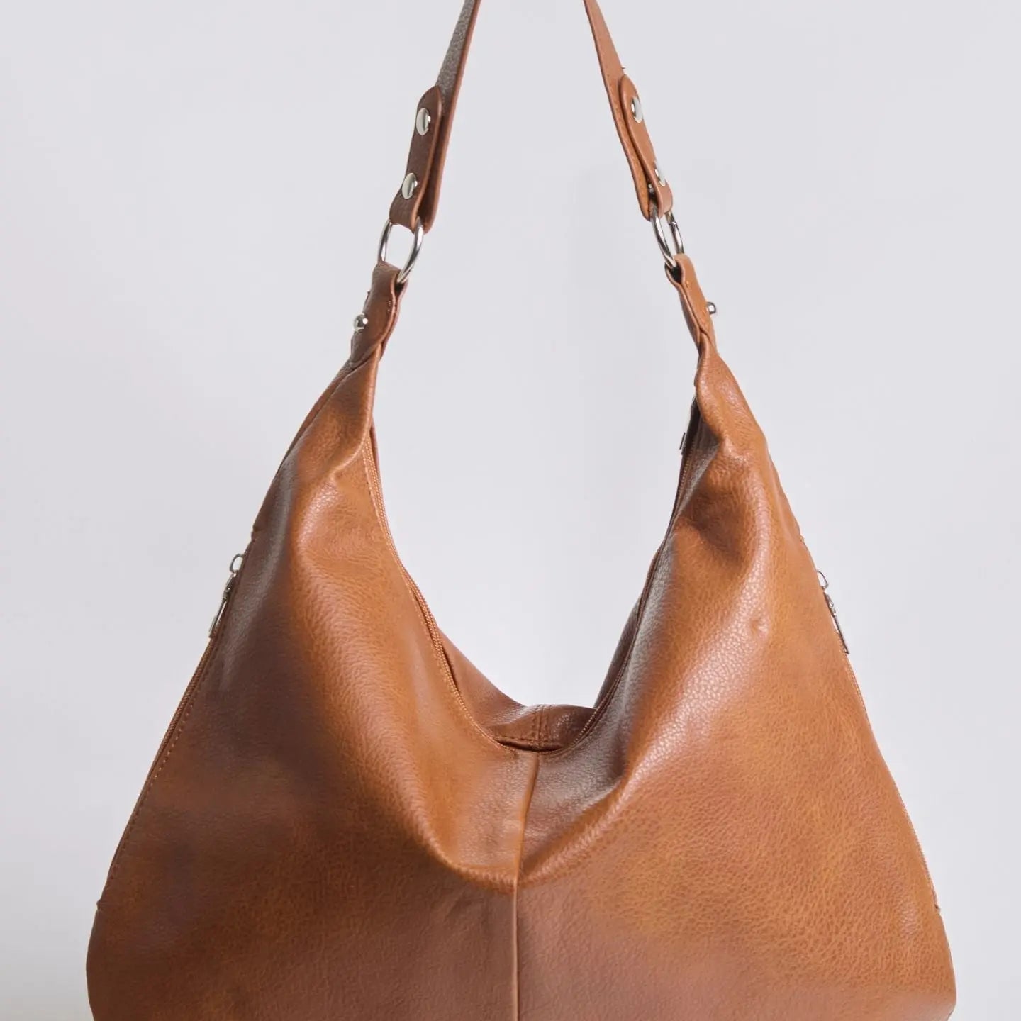 Luxe Leather Hobo Bag with Relaxed Shape – Timeless Design