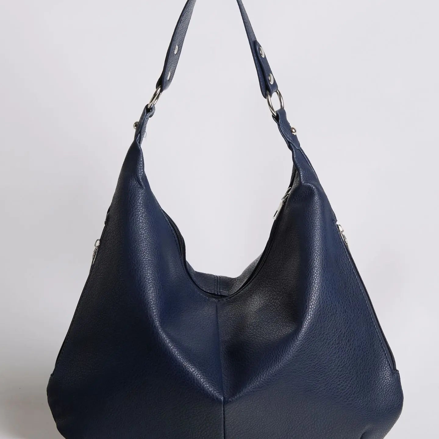 Luxe Leather Hobo Bag with Relaxed Shape – Timeless Design