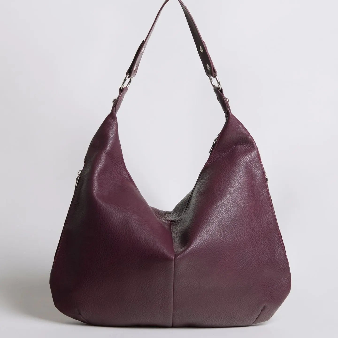 Luxe Leather Hobo Bag with Relaxed Shape – Timeless Design